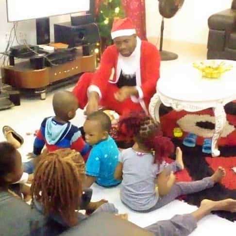 Pst Engr Okwuosa handing out Christmas gifts to children